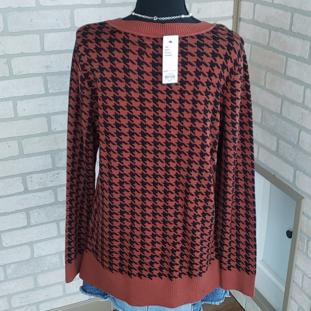 EUC Apt. 9 Rust Orange black houndstooth pattern soft knit V neck sweater Medium - Picture 3 of 7
